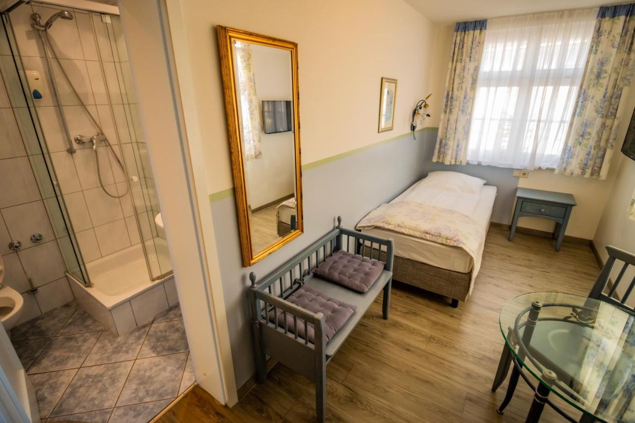 Hotel Gasthof Roessle ไวน์การ์เทิน ภายนอก รูปภาพ