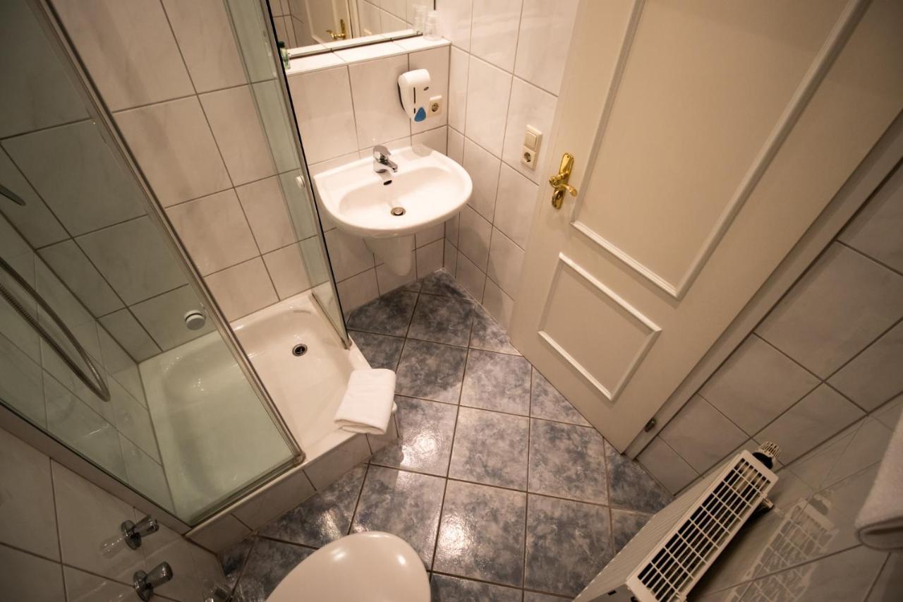 Hotel Gasthof Roessle ไวน์การ์เทิน ภายนอก รูปภาพ